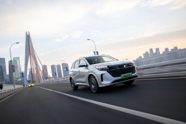 中型SUV“对抗”紧凑型SUV，最近爆火的蓝电E5让宋PLUS DM-i黯然失色？